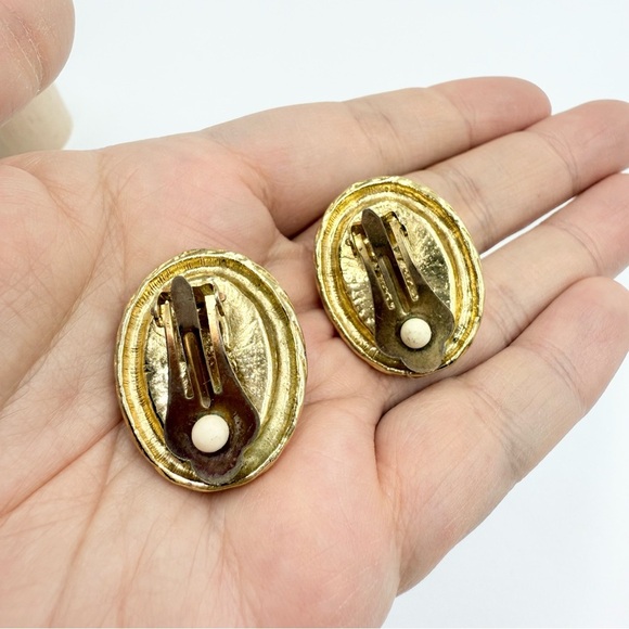 Faux Pearl Gold-tone Laurel Wresth Style Clip on Earrings - Picture 3 of 4